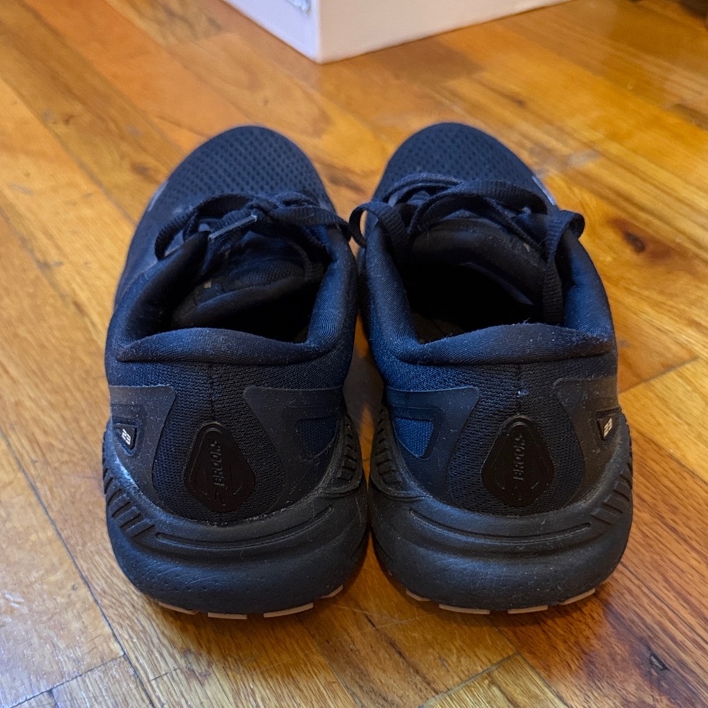 Brooks Black Sneakers size 8.5 like new! - Picture 2 of 6